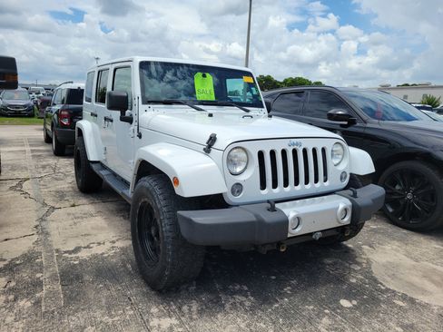Used 2014 Jeep Wrangler Unlimited Sahara w/ Connectivity Group AWD/4WD image 6