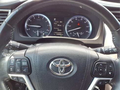 Used 2017 Toyota Highlander Limited AWD/4WD image 10