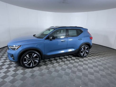 Used 2024 Volvo XC40 B5 Ultimate w/ Climate Package image 4