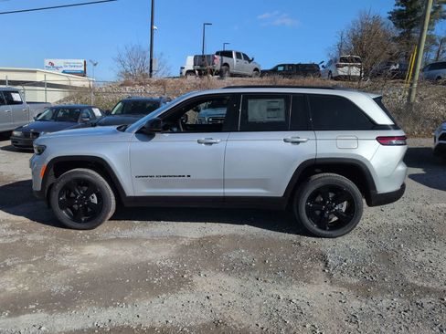 New 2025 Jeep Grand Cherokee Altitude AWD/4WD image 5