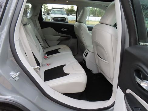 Used 2020 Jeep Cherokee Latitude Plus image 20