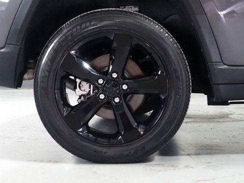 Used 2025 Jeep Grand Cherokee Altitude RWD image 40