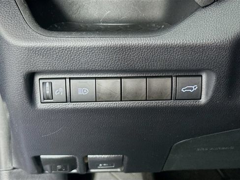 Used 2019 Toyota RAV4 XLE Premium FWD image 10