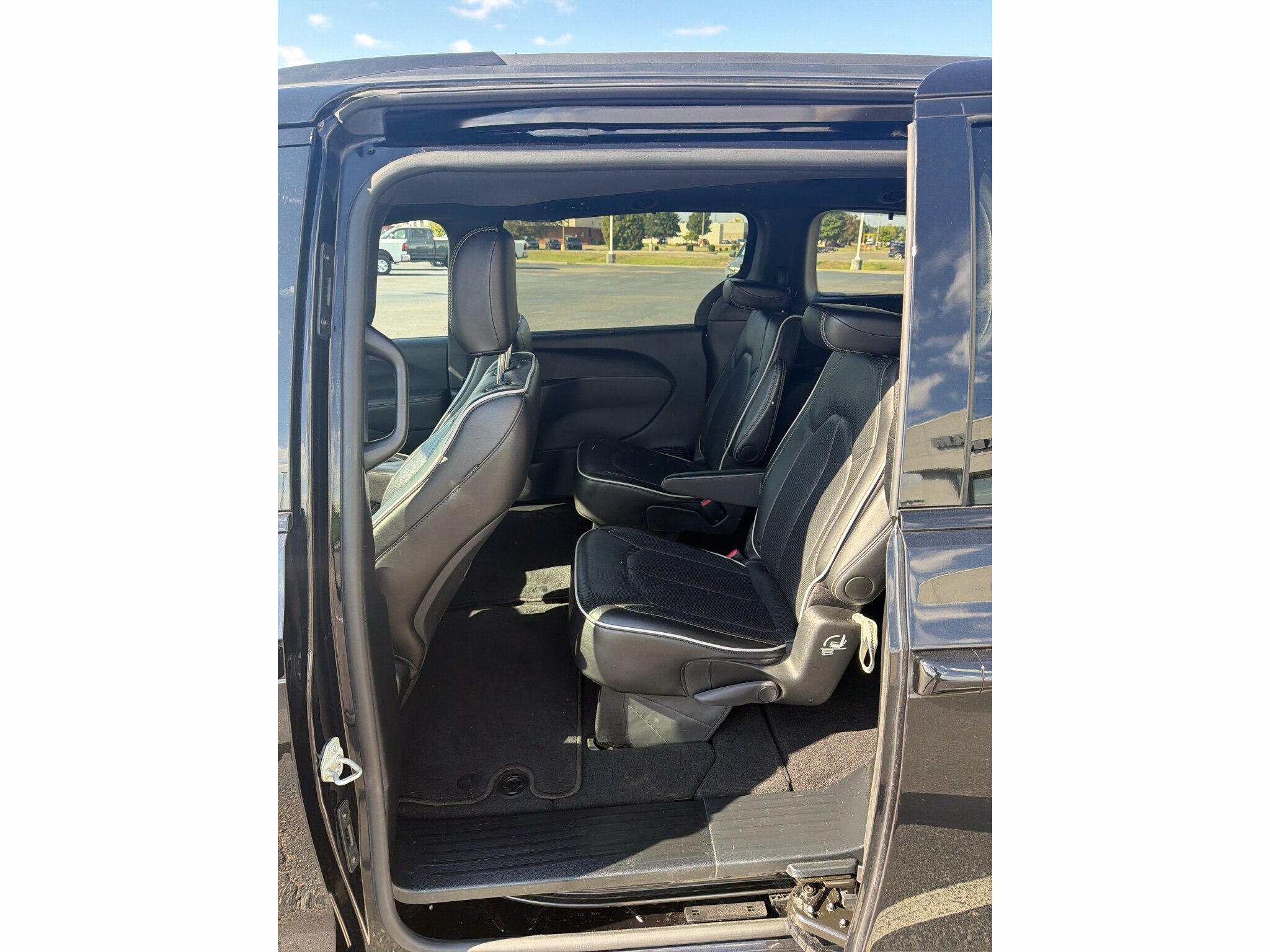 Used 2025 Chrysler Pacifica Limited FWD image 11