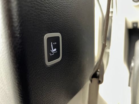 Used 2021 Chrysler Pacifica Touring-L FWD image 21