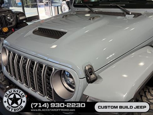 Used 2025 Jeep Gladiator Mojave AWD/4WD image 6