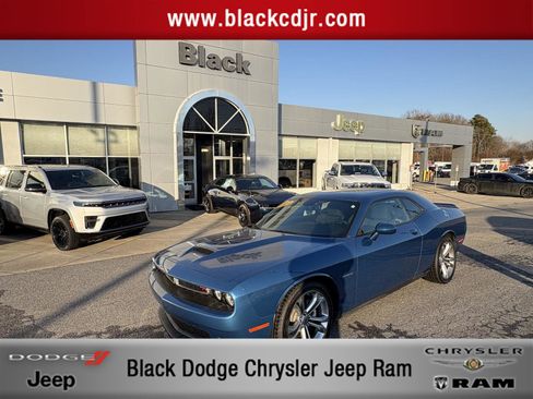 Used 2022 Dodge Challenger R/T image 1