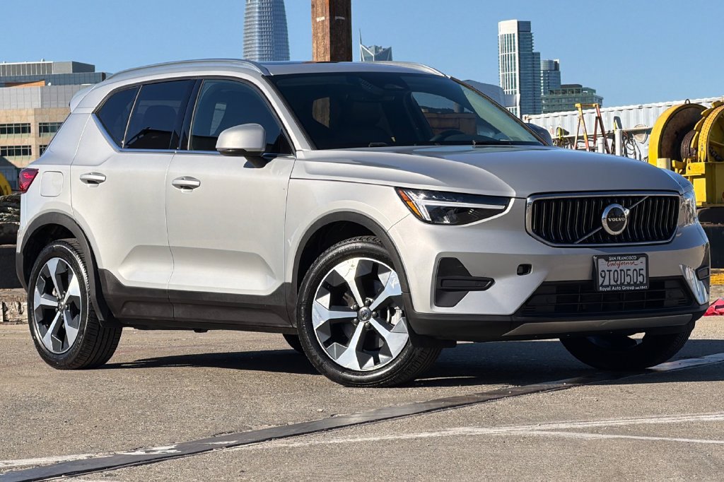 Certified 2025 Volvo XC40 B5 Core w/ Protection Package AWD/4WD image 1