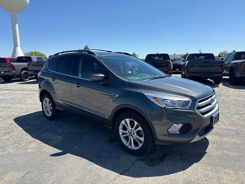 Used 2017 Ford Escape SE FWD image 2