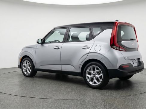 Used 2025 Kia Soul LX w/ LX Technology Package FWD image 6