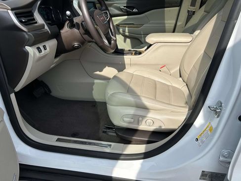 Used 2019 GMC Acadia Denali w/ Technology Package AWD/4WD image 21