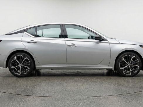 Used 2025 Nissan Altima 2.5 SR FWD image 11