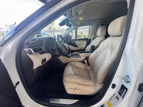 Used 2021 Toyota Highlander Platinum image 4