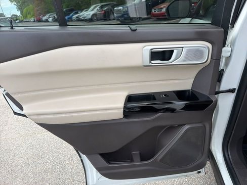 Used 2023 Ford Explorer Platinum w/ Technology Package AWD/4WD image 25