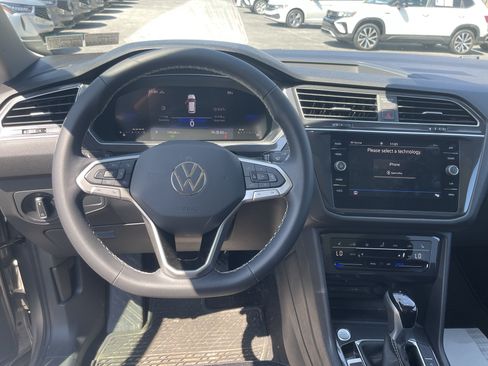 Used 2024 Volkswagen Tiguan SE AWD/4WD image 12