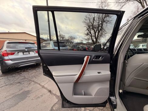 Used 2011 Toyota Highlander Limited w/ Tow Pkg image 16