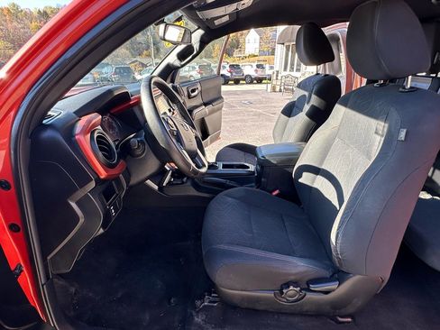 Used 2017 Toyota Tacoma TRD Sport w/ Tow Package (A/T) image 8