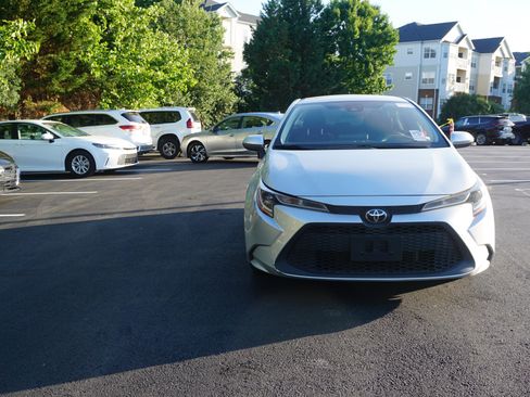 Used 2022 Toyota Corolla LE FWD image 2