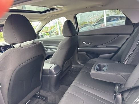 Used 2021 Hyundai Elantra SEL w/ Convenience + Premium Package image 12