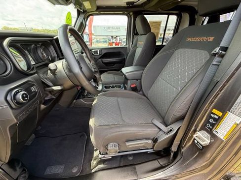 Used 2025 Jeep Gladiator Mojave w/ Dual Top Group AWD/4WD image 10