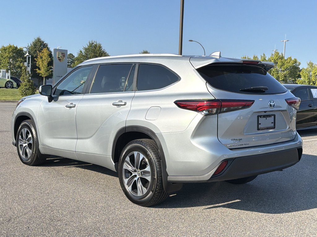 Used 2023 Toyota Highlander XLE AWD/4WD image 3