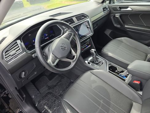 Used 2023 Volkswagen Tiguan SE image 18