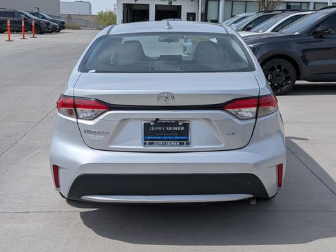 Used 2021 Toyota Corolla LE image 4