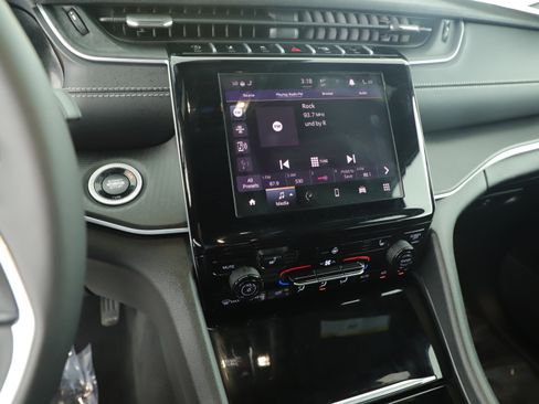 New 2025 Jeep Grand Cherokee Laredo X w/ Luxury Tech Group I image 12