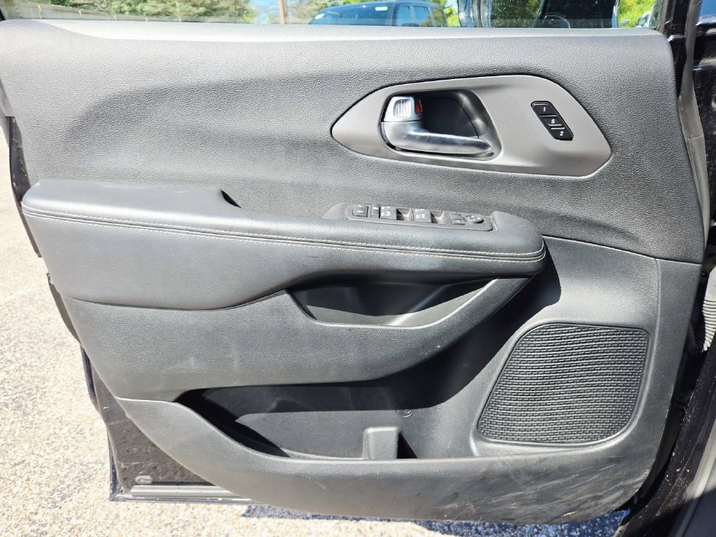 Used 2025 Chrysler Pacifica Select FWD image 34