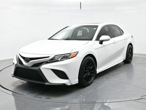 Used 2018 Toyota Camry SE w/ Moonroof Package image 3
