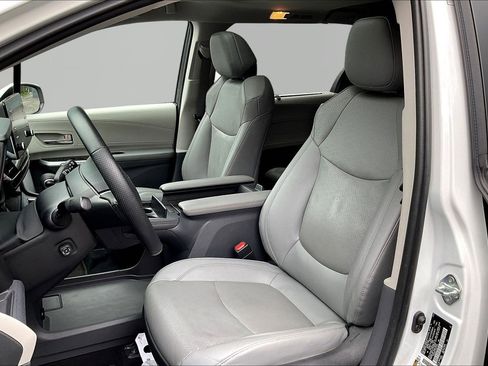 Used 2022 Toyota Sienna Limited image 21