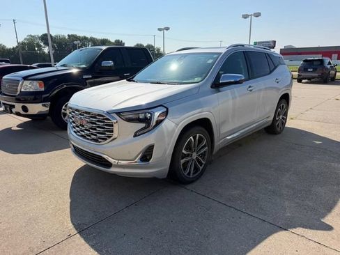 Used 2020 GMC Terrain Denali w/ Denali Premium Package FWD image 1