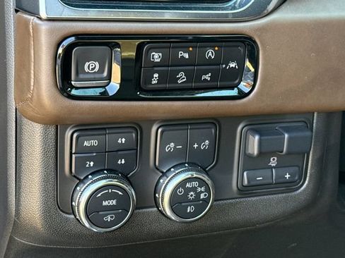 Used 2025 GMC Yukon Denali Ultimate AWD/4WD image 24