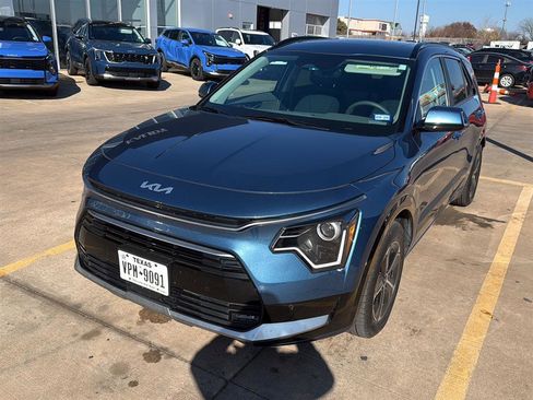 Used 2025 Kia Niro SX image 2