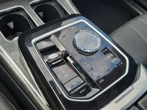Used 2025 BMW 740i RWD image 31