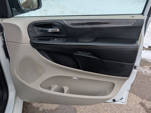 Used 2016 Chrysler Town & Country Touring image 25