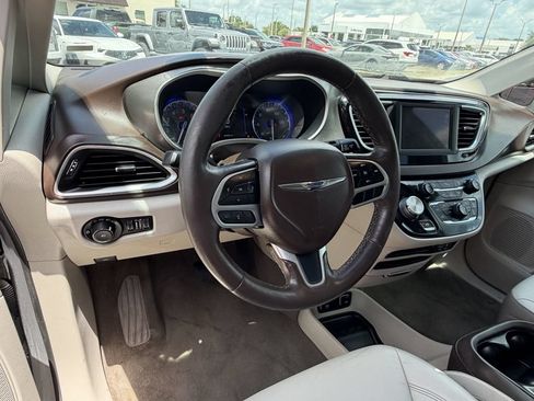 Used 2019 Chrysler Pacifica Touring-L FWD image 18