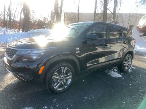 Used 2023 Kia Seltos LX image 2