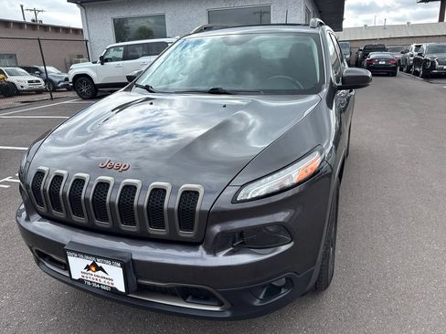 Used 2017 Jeep Cherokee Latitude AWD/4WD image 3