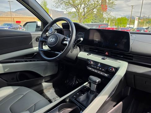 Used 2025 Hyundai Elantra Limited FWD image 15