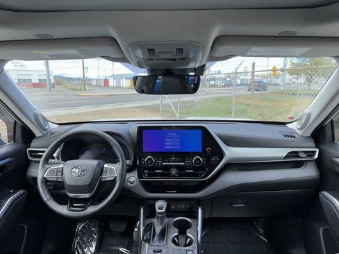 Used 2023 Toyota Highlander Platinum image 16