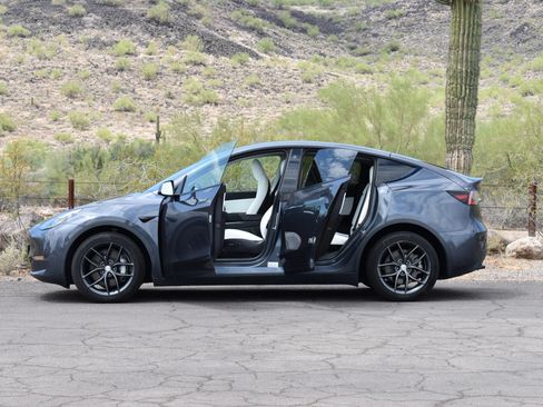 Used 2023 Tesla Model Y 2WD image 6