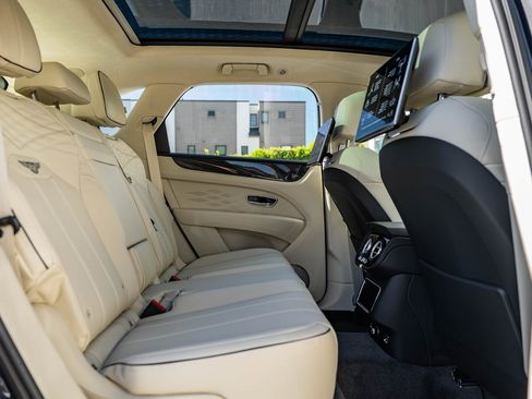 Used 2025 Bentley Bentayga Atelier image 17
