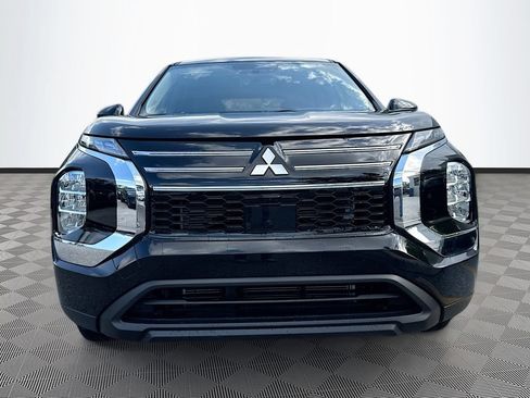 Used 2025 Mitsubishi Outlander ES FWD image 2