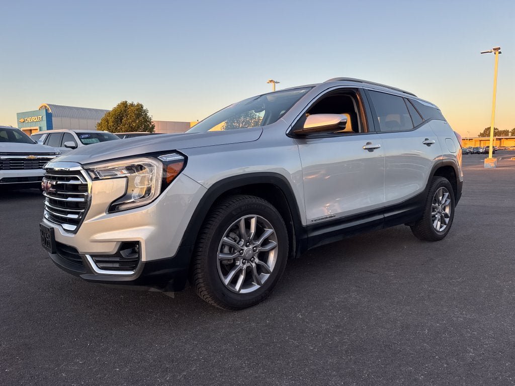 Used 2022 GMC Terrain SLT AWD/4WD image 2