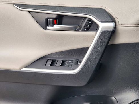 Used 2019 Toyota RAV4 Limited image 23