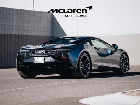 Used 2023 McLaren Artura RWD image 9