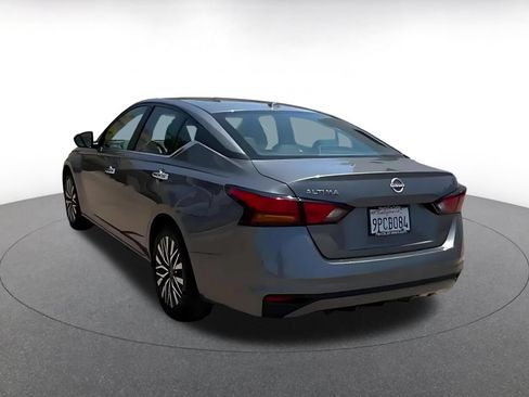 Used 2025 Nissan Altima 2.5 SV FWD image 10