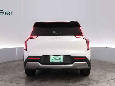 Used 2024 Kia EV9 Light Long Range RWD image 15