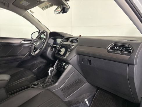 Used 2024 Volkswagen Tiguan SE image 28